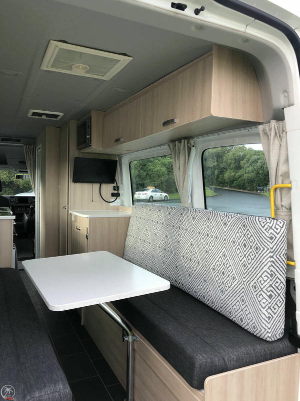 Kiwi Deluxe Euro Sitzecke, große Sitzgelegenheit, komfortables Bett, Überkopfschränke Camper Neuseeland